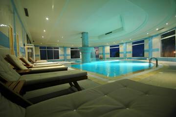 Indoor/outdoor pool