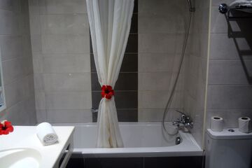 Deep soaking bathtub