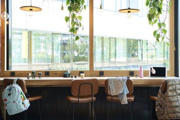 Lobby lounge