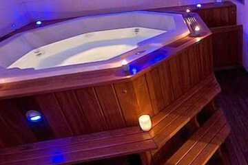 Indoor spa tub