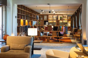 Lobby lounge