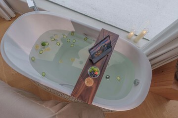 Deep soaking bathtub