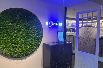 Check-in/check-out kiosk