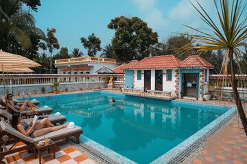 Swim-up bar