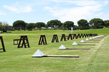 Indoor golf driving range
