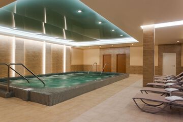 Indoor spa tub