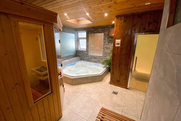 Indoor spa tub