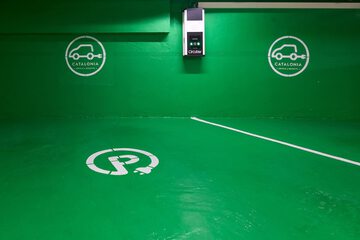 Electric vehicle charging station