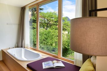 Deep soaking bathtub