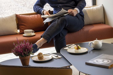 Lobby lounge