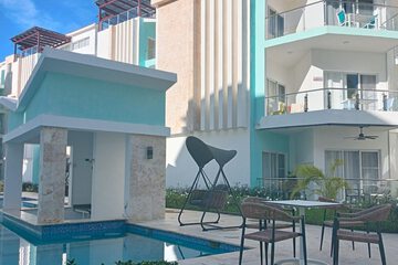 Swim-up bar