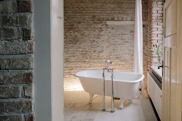 Deep soaking bathtub