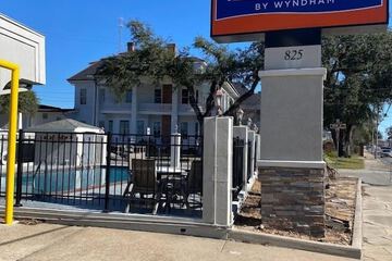 Howard Johnson by Wyndham Historic Lake Charles