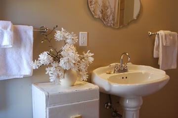 Bathroom sink