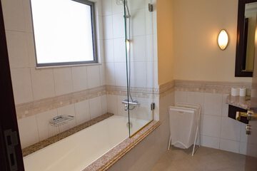 Deep soaking bathtub