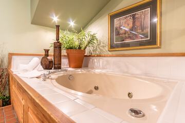 Deep soaking bathtub