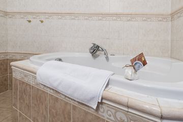 Deep soaking bathtub