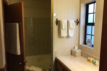 Deep soaking bathtub