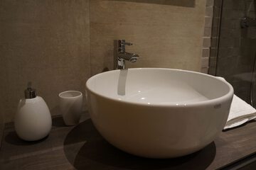 Bathroom sink