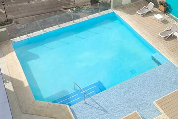 Indoor/outdoor pool