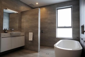Deep soaking bathtub