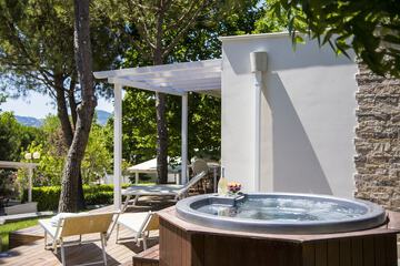 Private spa tub