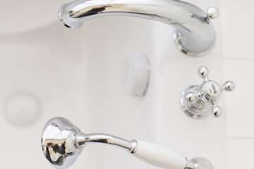 Deep soaking bathtub