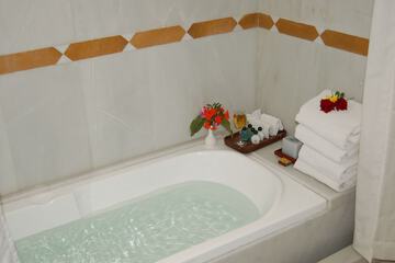 Deep soaking bathtub