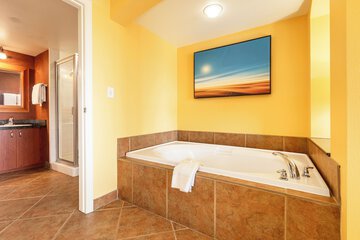 Deep soaking bathtub