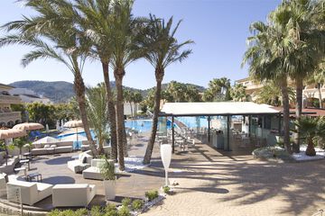 Poolside bar