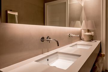 Bathroom sink