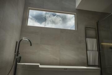 Deep soaking bathtub