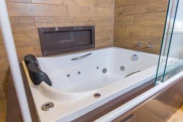 Private spa tub