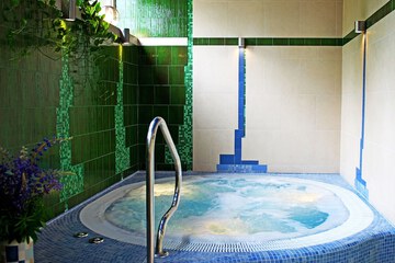 Indoor spa tub