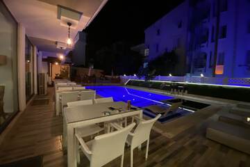 Poolside bar