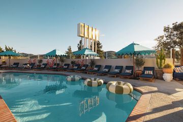 Skyview Hotel - 21 & Over Pool