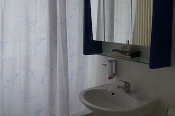 Deep soaking bathtub