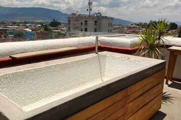 Deep soaking bathtub