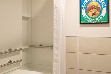 Deep soaking bathtub