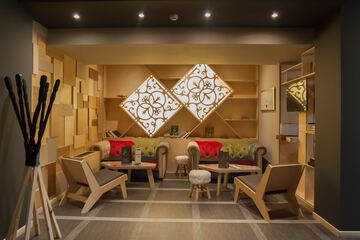 Lobby lounge