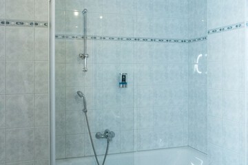 Deep soaking bathtub