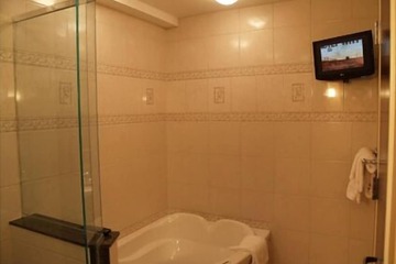 Deep soaking bathtub