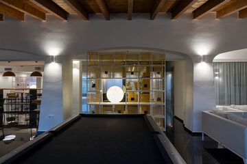 Lobby lounge
