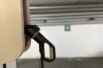 Electric vehicle charging station
