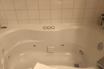 Jetted tub