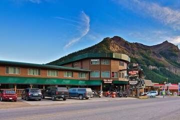 Soda Butte Lodge