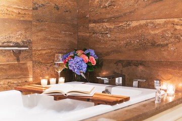 Deep soaking bathtub