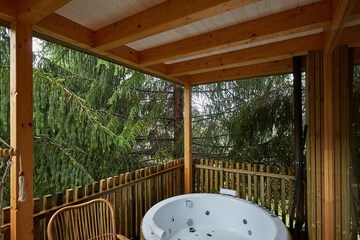 Private spa tub