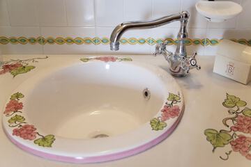 Bathroom sink