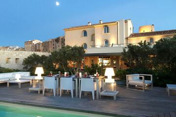 Poolside bar